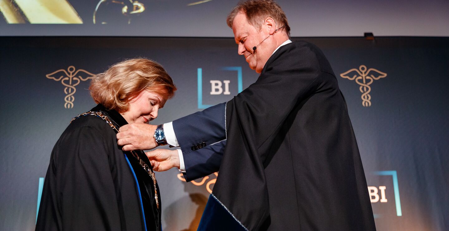 Inge Jan Henjesand transfers presidential chain to Karen Spens