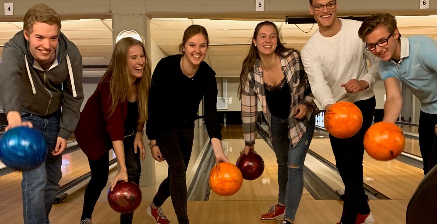 friends_bowling