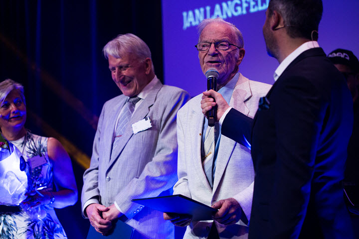 Jan Langfeldt and Per Wolff received the Distinguished Alumni Award for keeping in touch with BI and their fellow alumni from 1957.
